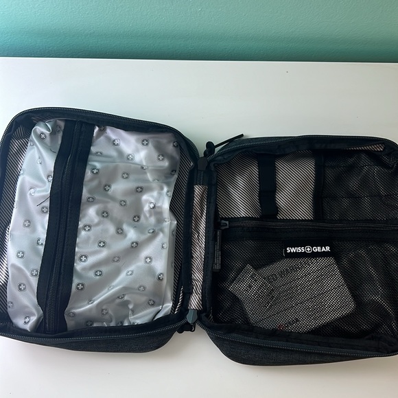 COPY - SwissGear Toiletry Tech Kit. NWT - Picture 3 of 10